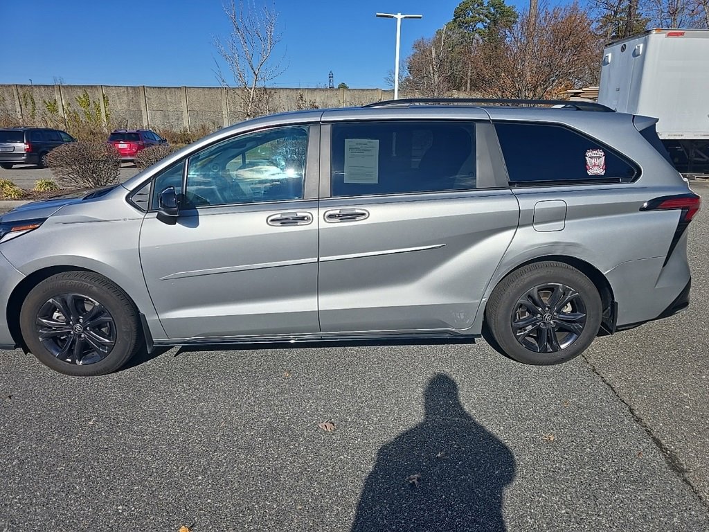 Used 2025 Toyota Sienna XSE image 8