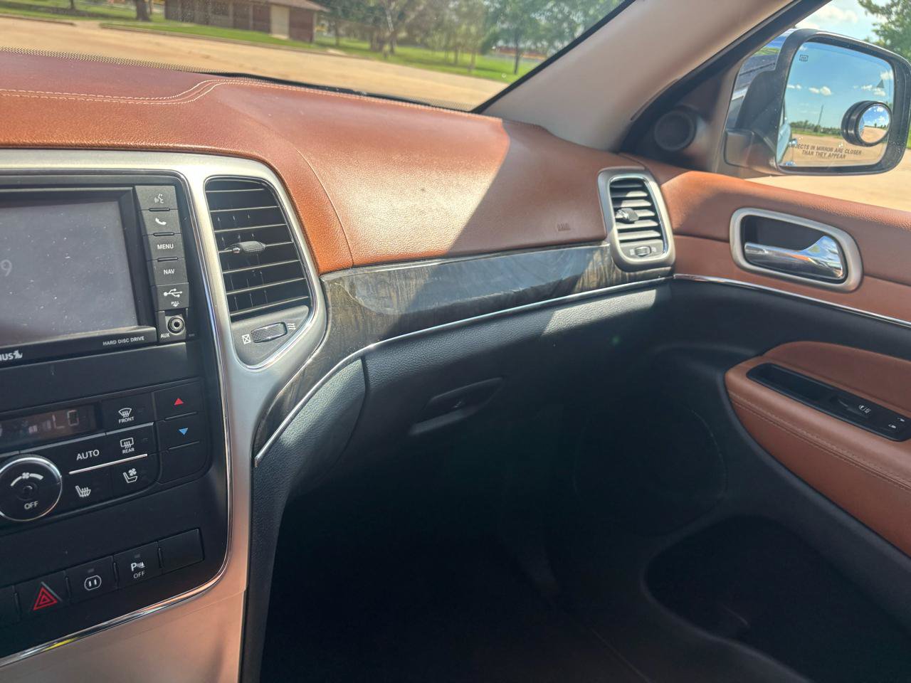 Used 2011 Jeep Grand Cherokee Overland Summit AWD/4WD image 18