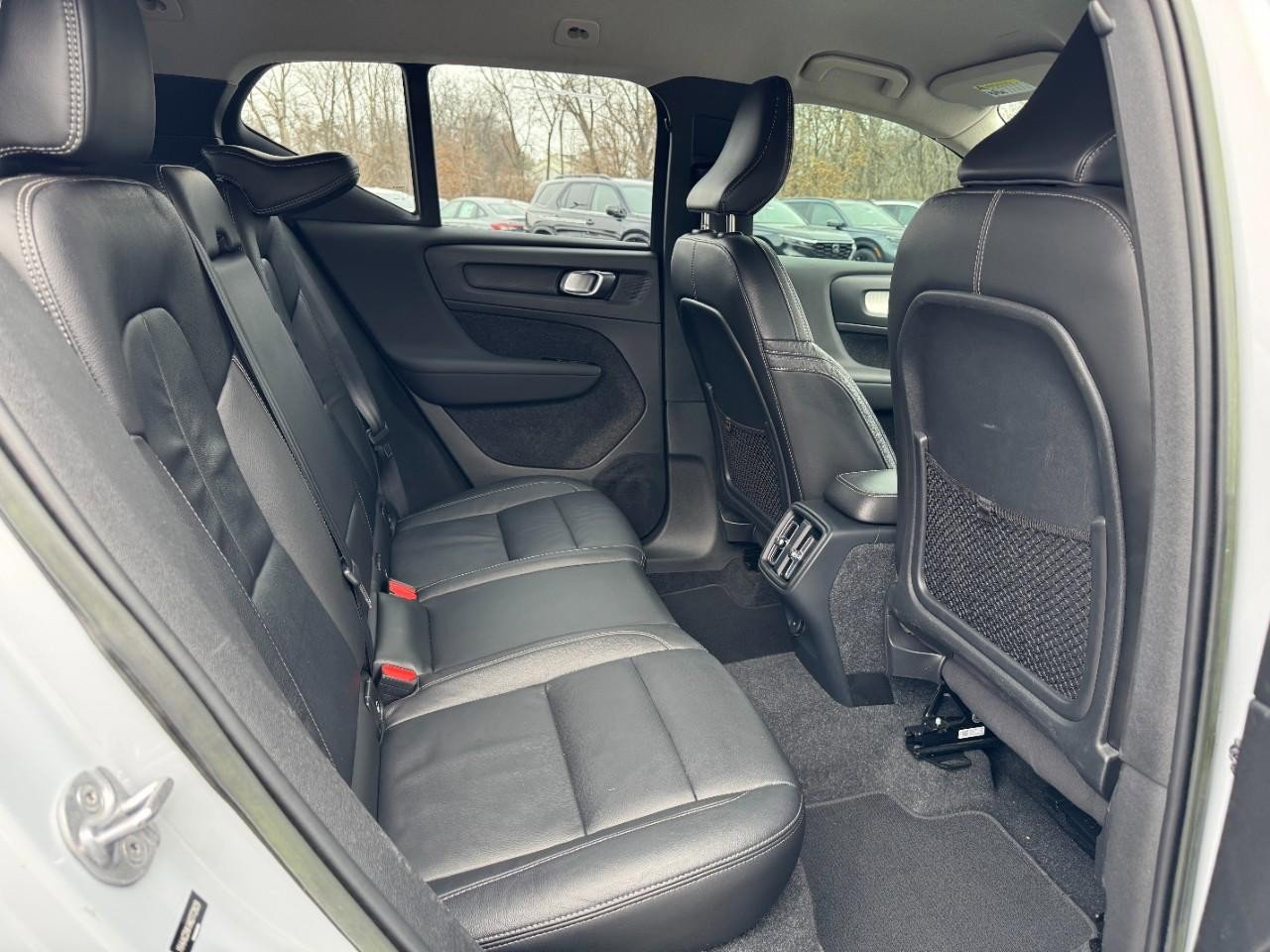 Used 2022 Volvo XC40 T4 Momentum image 11