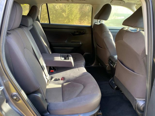 Used 2022 Toyota Highlander L image 32