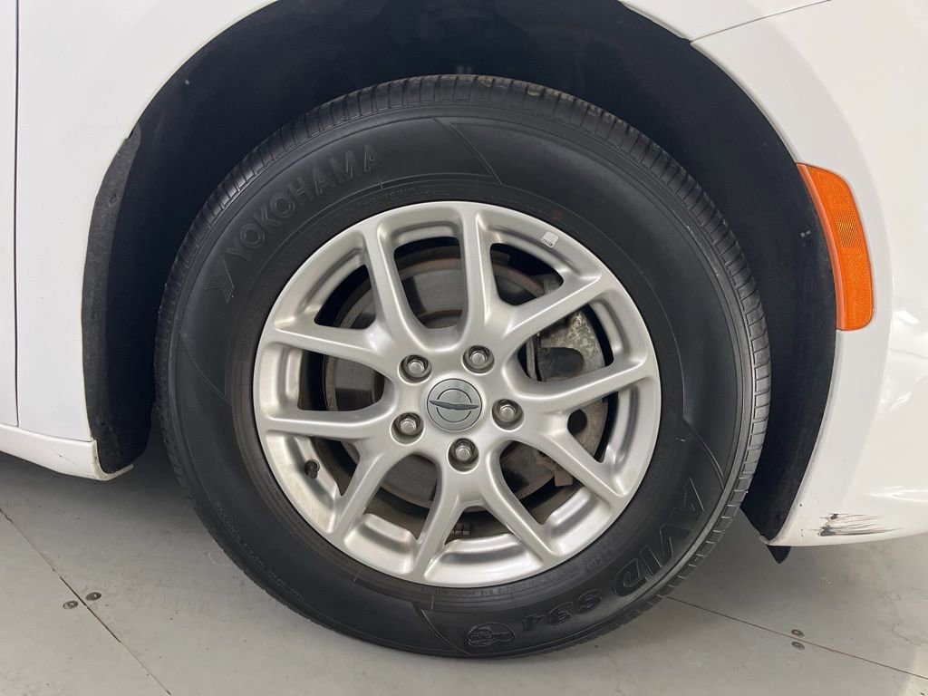 Used 2024 Chrysler Pacifica Touring-L image 18