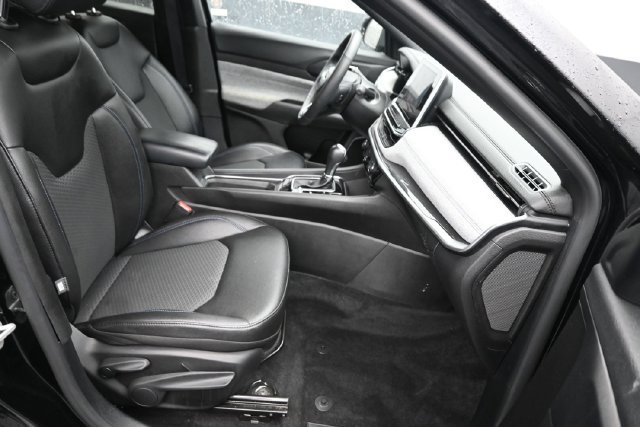 Used 2025 Jeep Compass Latitude AWD/4WD image 8