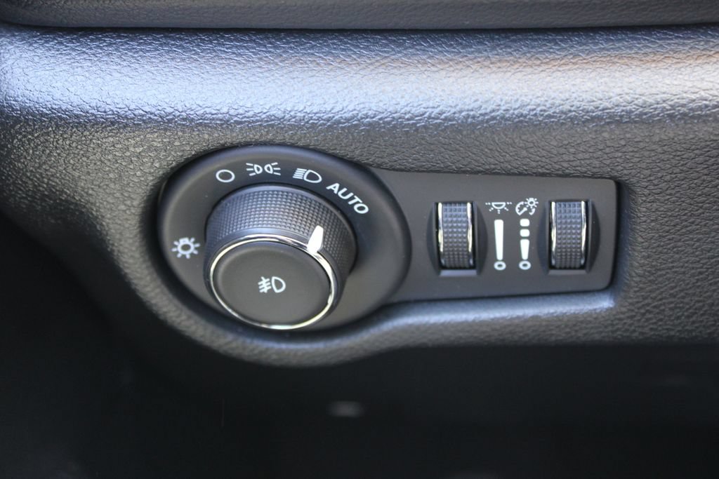 Used 2025 Chrysler Pacifica Select FWD image 41
