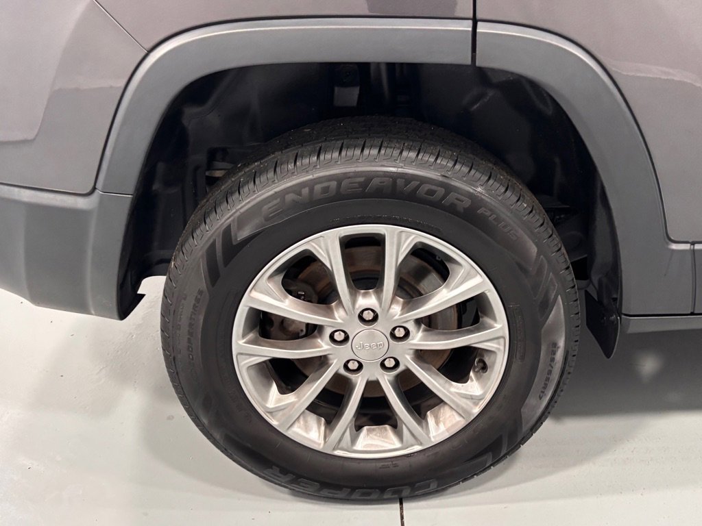 Used 2019 Jeep Cherokee Latitude Plus w/ Cold Weather Group AWD/4WD image 33
