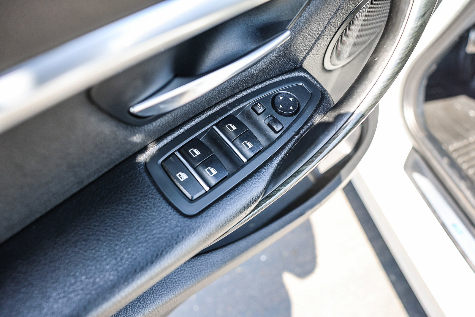 Used 2018 BMW 330e w/ Convenience Package RWD image 11