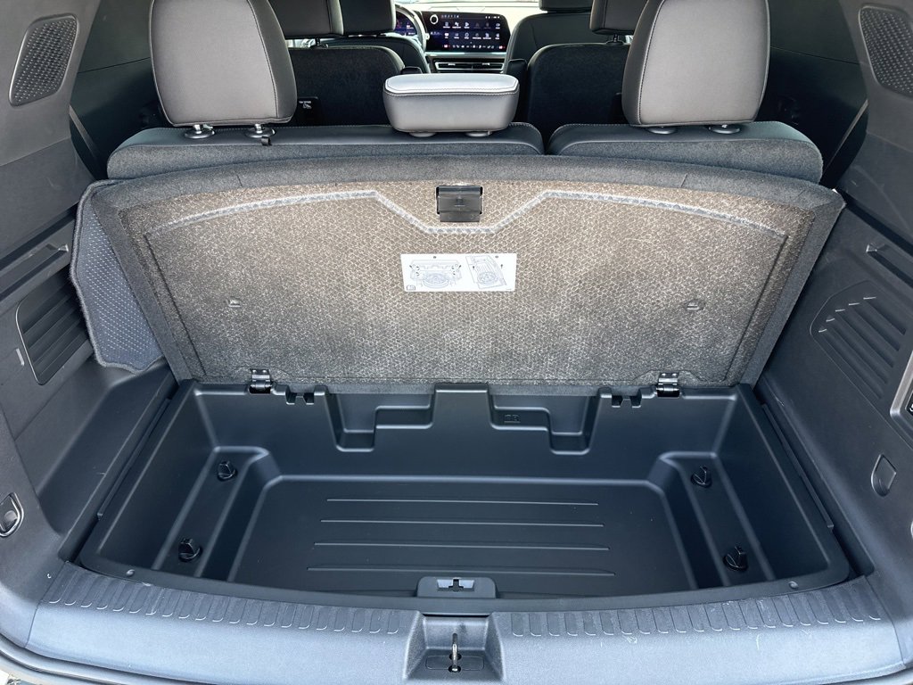 Used 2024 Chevrolet Traverse RS image 11