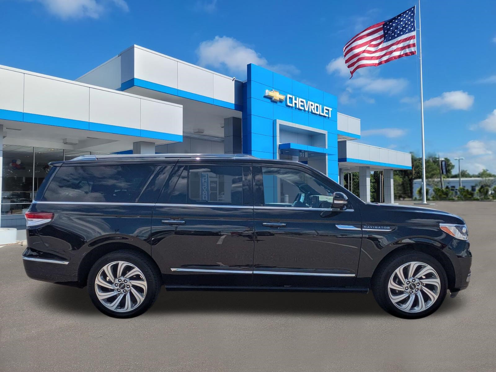 Used 2023 Lincoln Navigator L Reserve AWD/4WD image 2