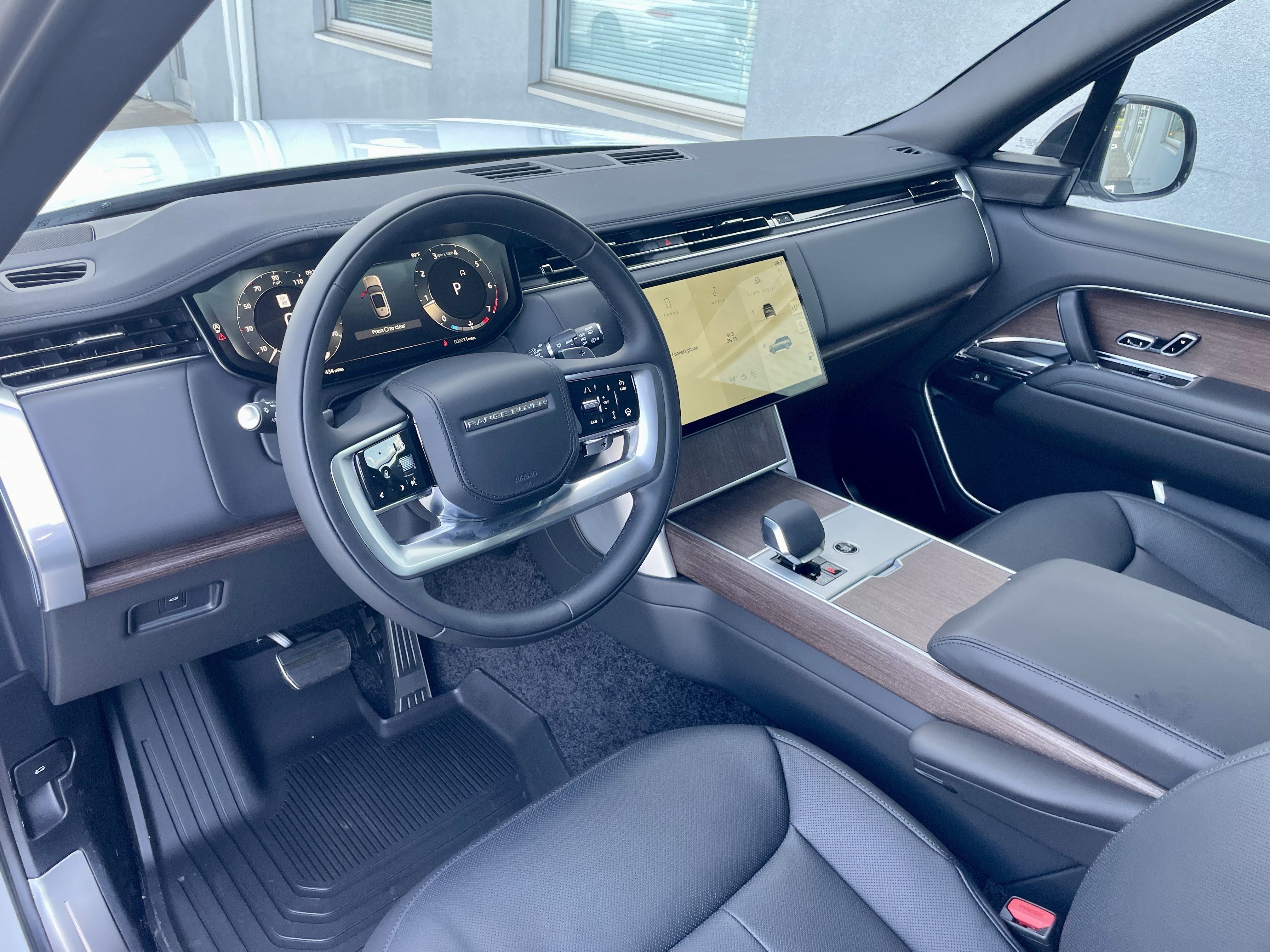 New 2025 Land Rover Range Rover SE image 13