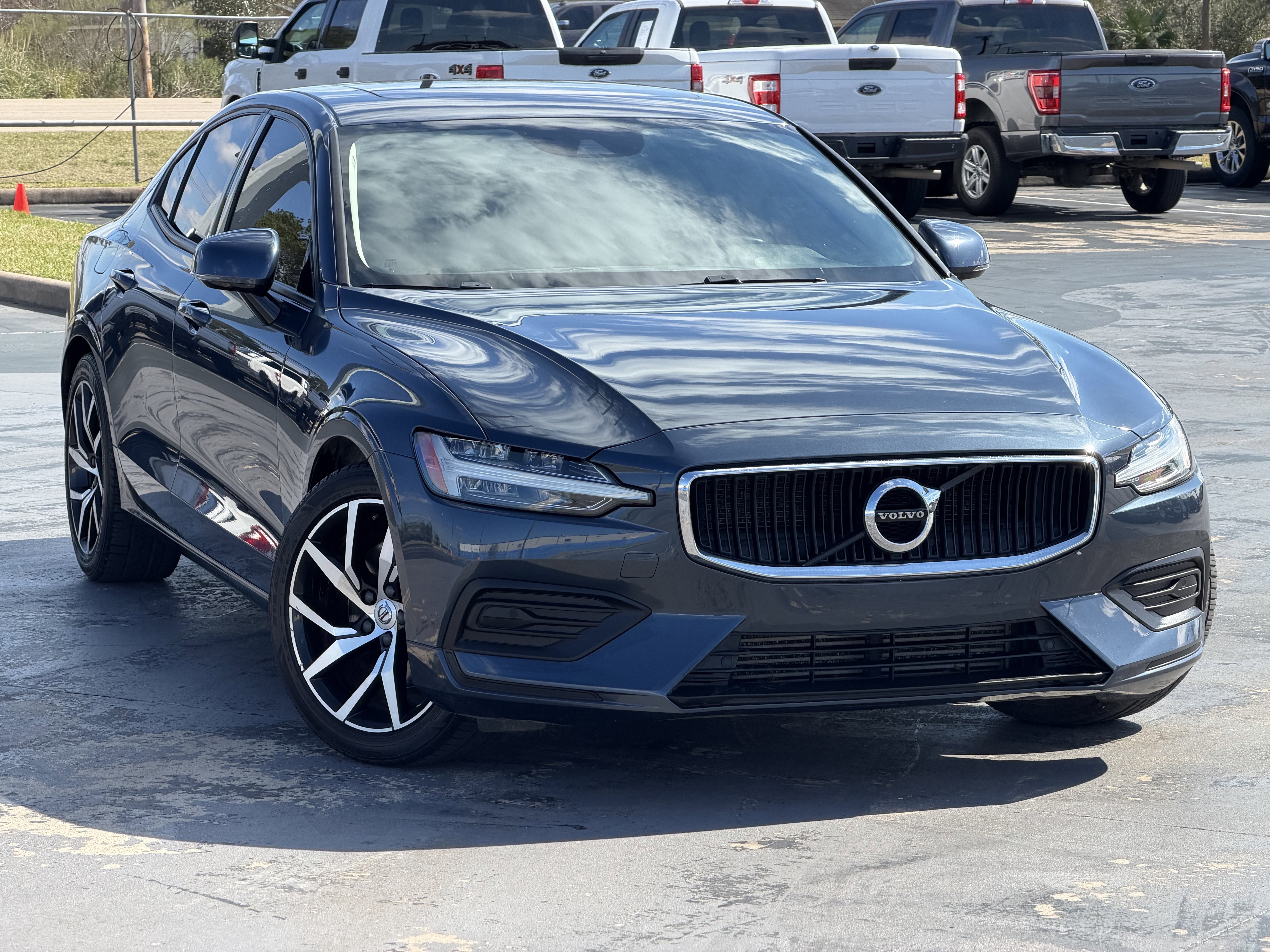 Used 2019 Volvo S60 T5 Momentum w/ Premium Package image 3