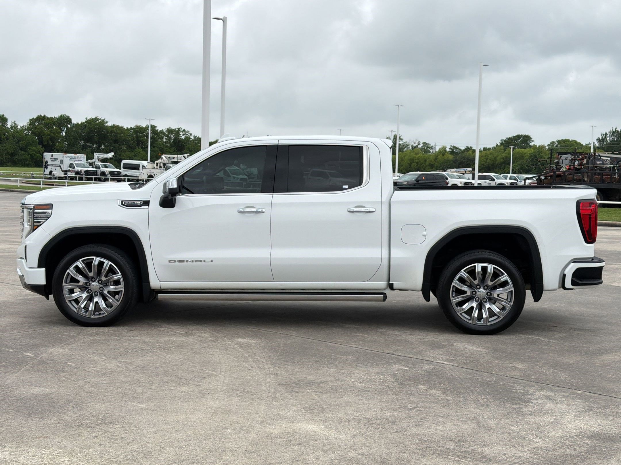 Used 2022 GMC Sierra 1500 Denali w/ Denali Reserve Package AWD/4WD image 2
