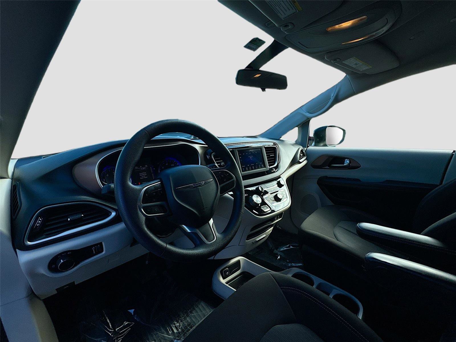 Used 2020 Chrysler Voyager L image 9