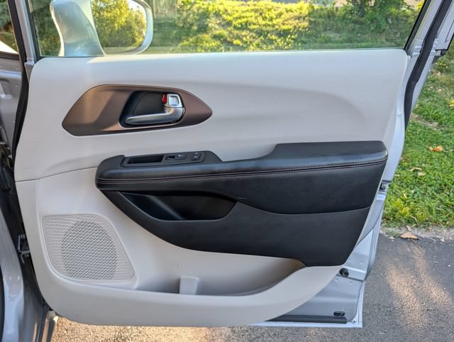 Used 2019 Chrysler Pacifica Touring Plus w/ Tire & Wheel Group FWD image 35