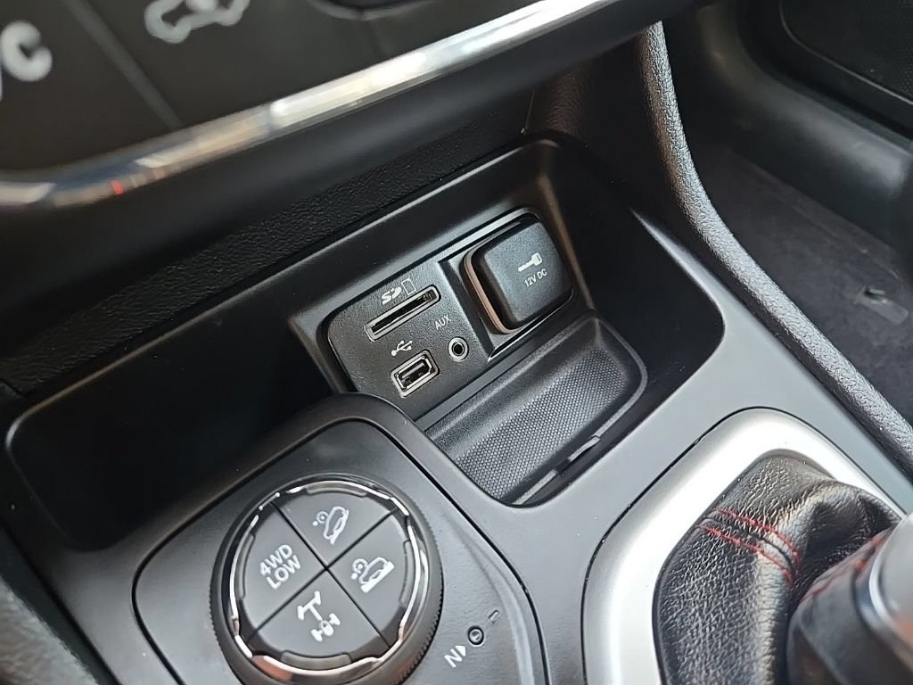 Used 2017 Jeep Cherokee Trailhawk w/ Comfort/Convenience Group AWD/4WD image 47