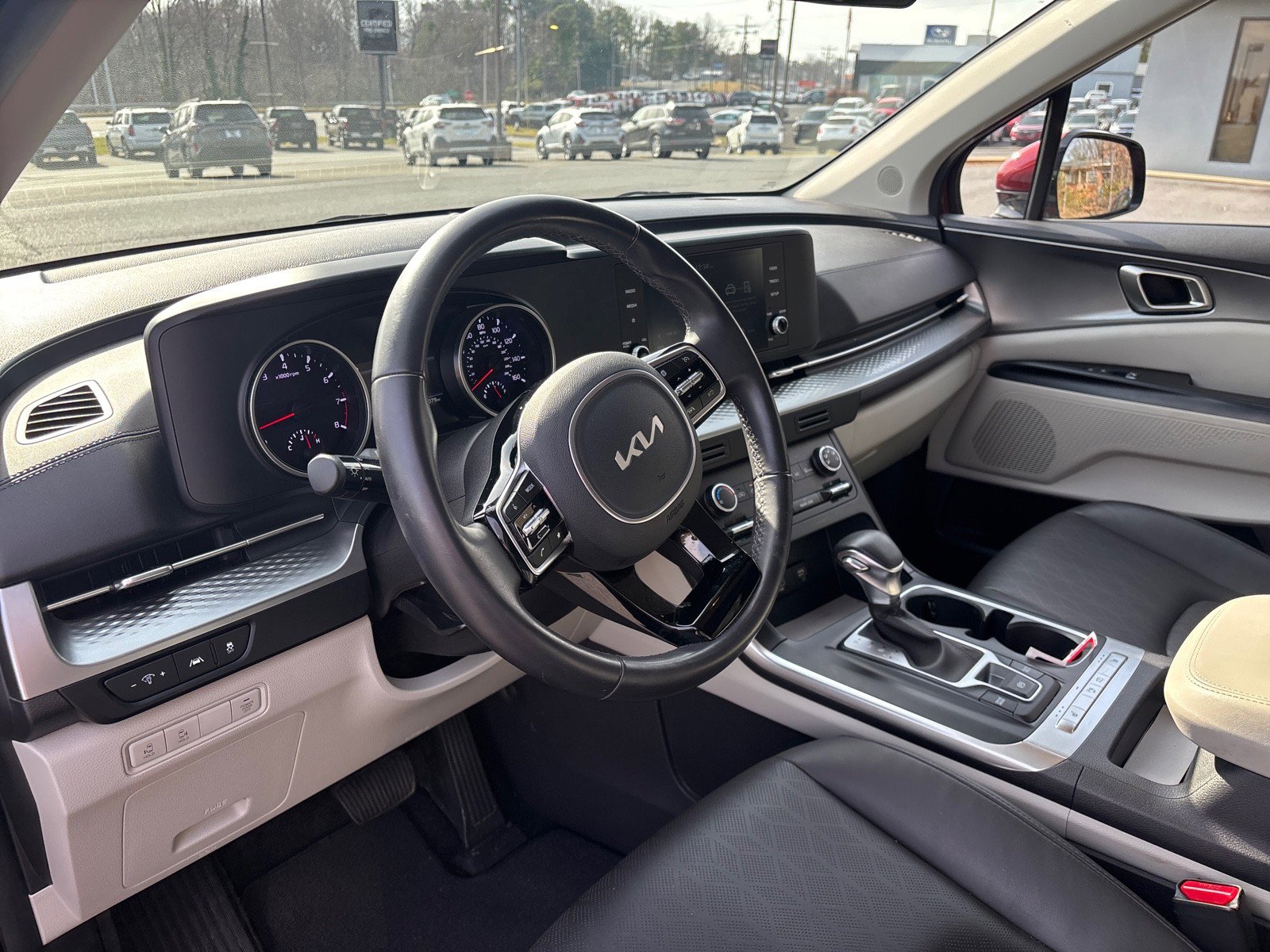 Used 2024 Kia Carnival LX image 10