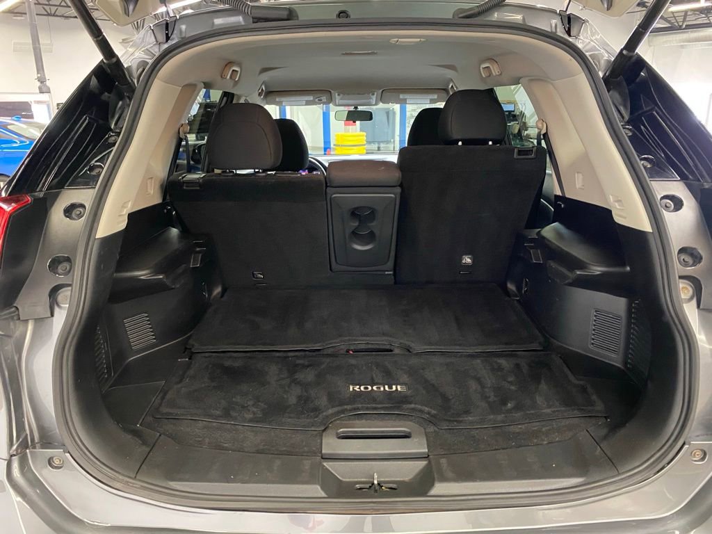 Used 2018 Nissan Rogue SV AWD/4WD image 16