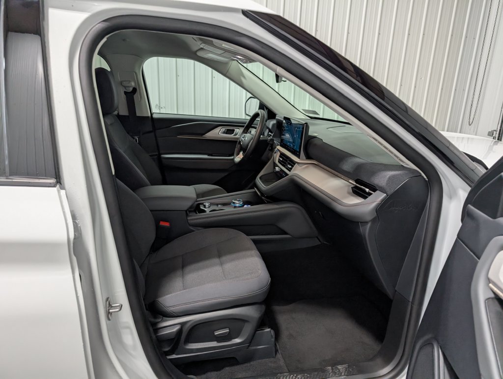 Used 2025 Ford Explorer Active AWD/4WD image 28