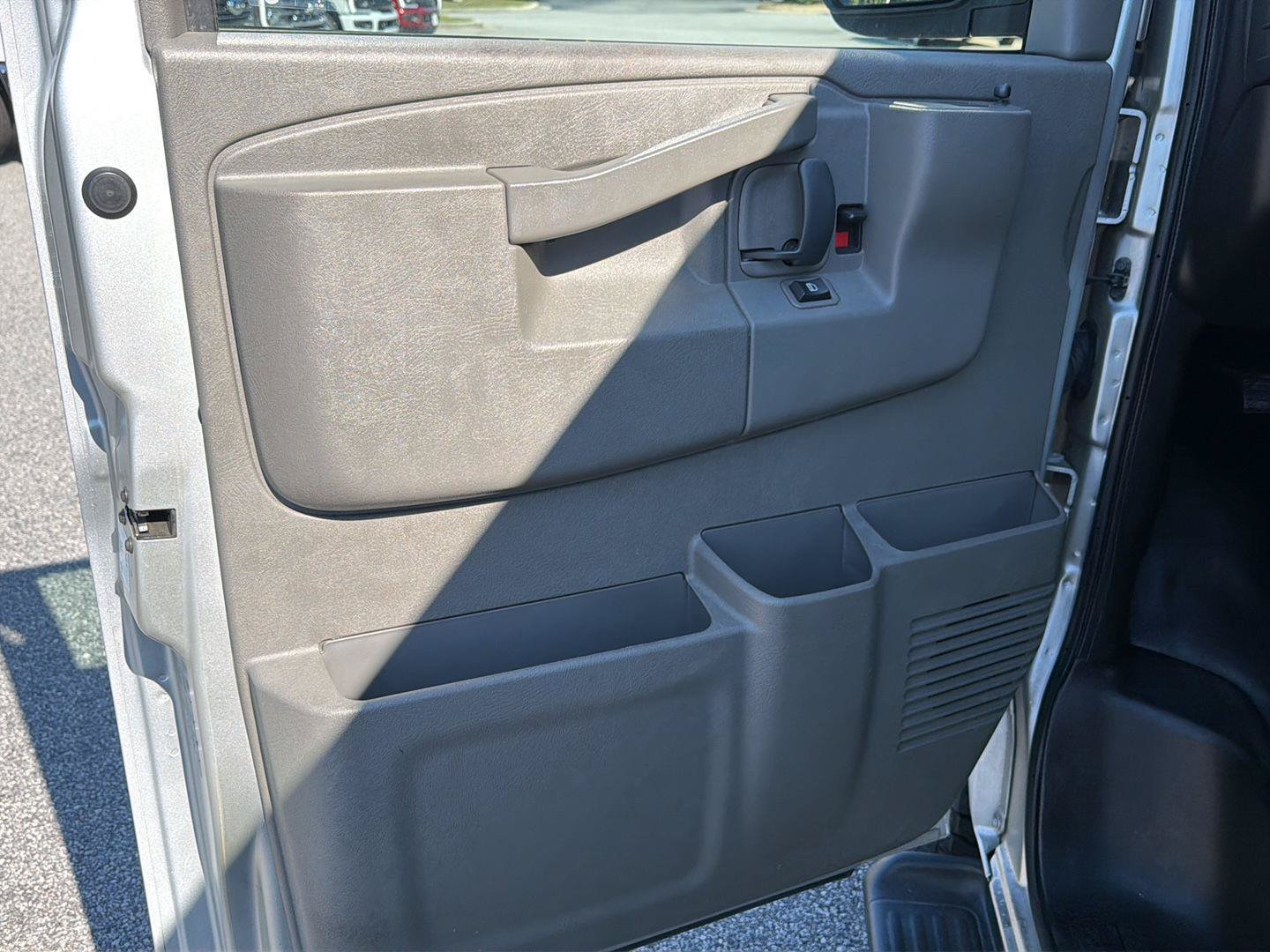 Used 2023 Chevrolet Express 3500 LS w/ Chrome Appearance Package RWD image 16