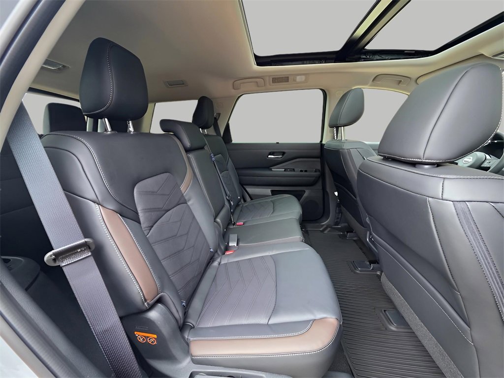 New 2025 Nissan Pathfinder Platinum image 12