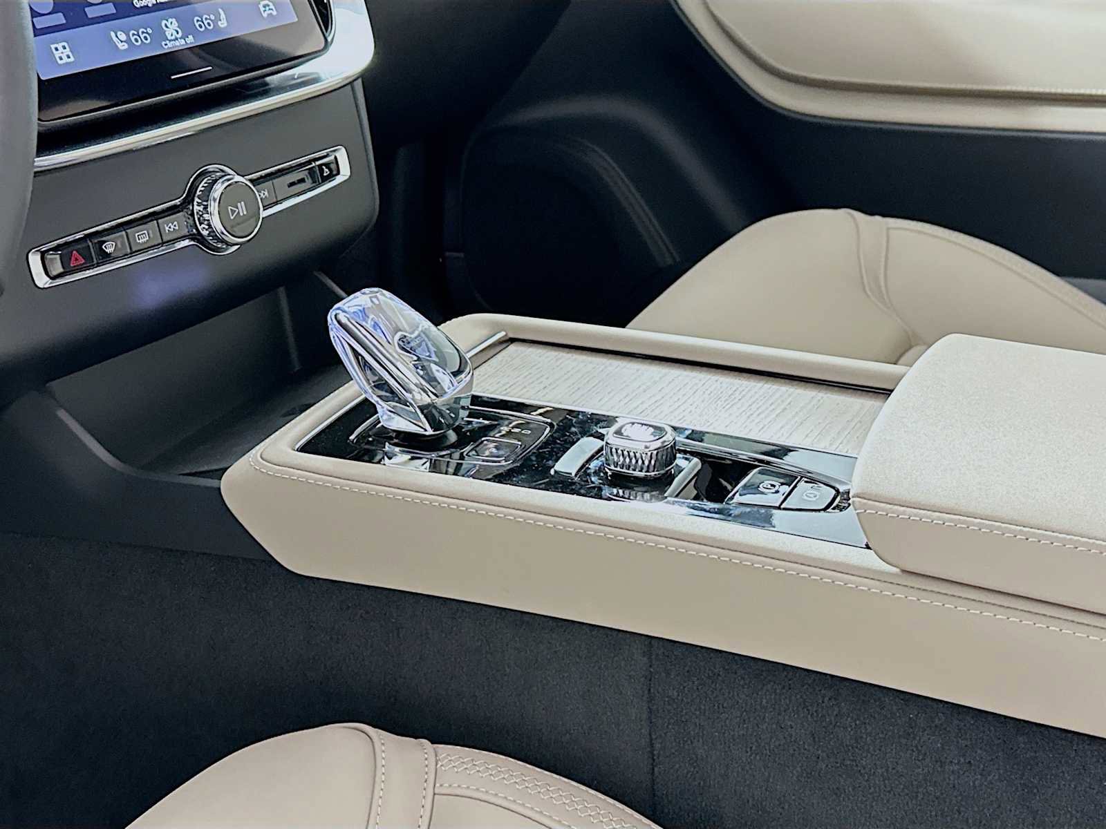 New 2026 Volvo XC90 B6 Plus w/ Protection Package Premier image 16