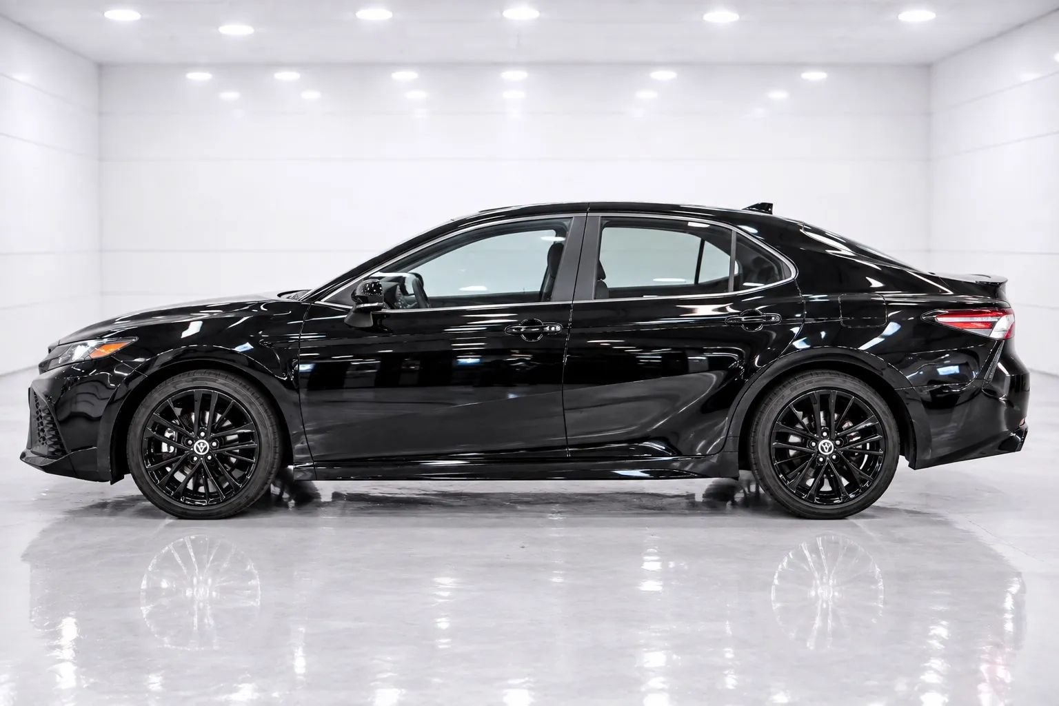 Used 2026 Toyota Camry SE FWD image 2