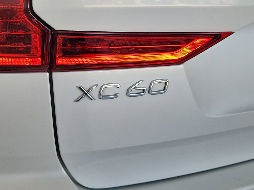 Used 2023 Volvo XC60 B5 Plus AWD/4WD image 9