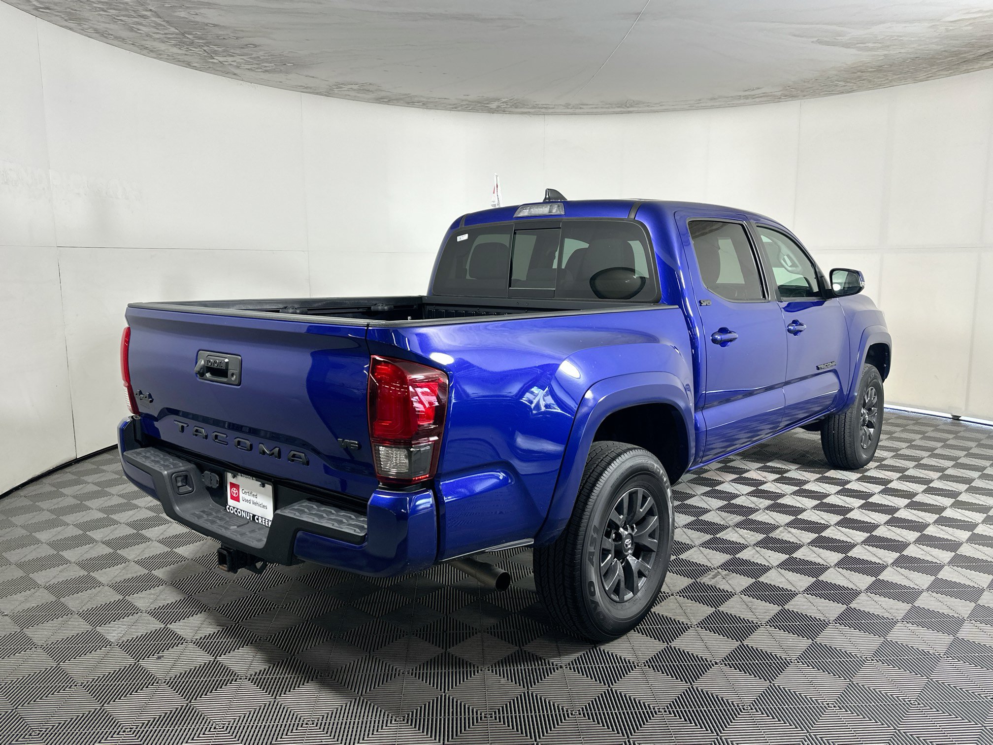 Used 2023 Toyota Tacoma SR5 w/ Technology Package AWD/4WD image 3