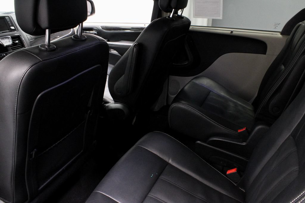 Used 2016 Chrysler Town & Country Touring FWD image 20