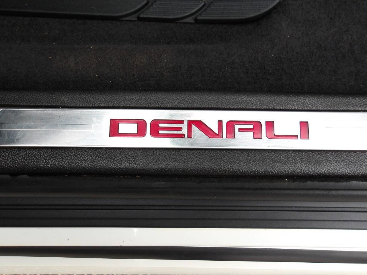 Used 2011 GMC Acadia Denali image 41