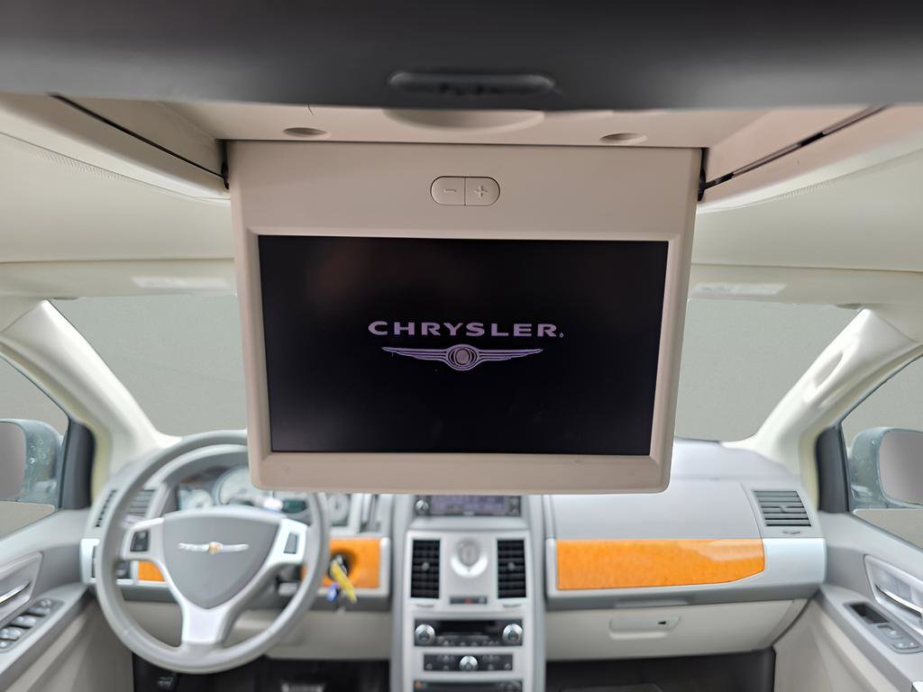 Used 2009 Chrysler Town & Country Limited w/ Entertainment Group #3 FWD image 18