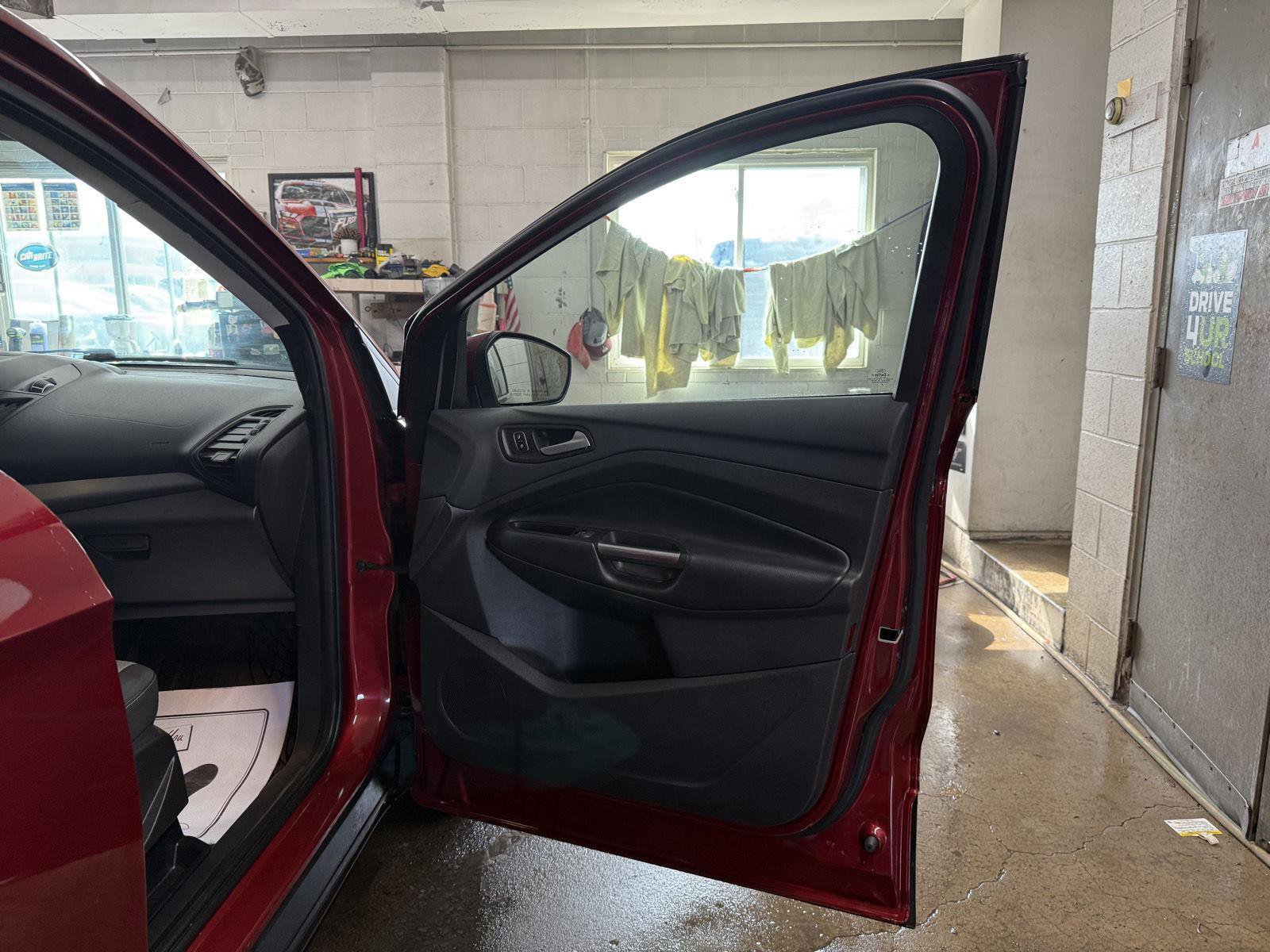 Used 2017 Ford Escape SE w/ Equipment Group 201A AWD/4WD image 28