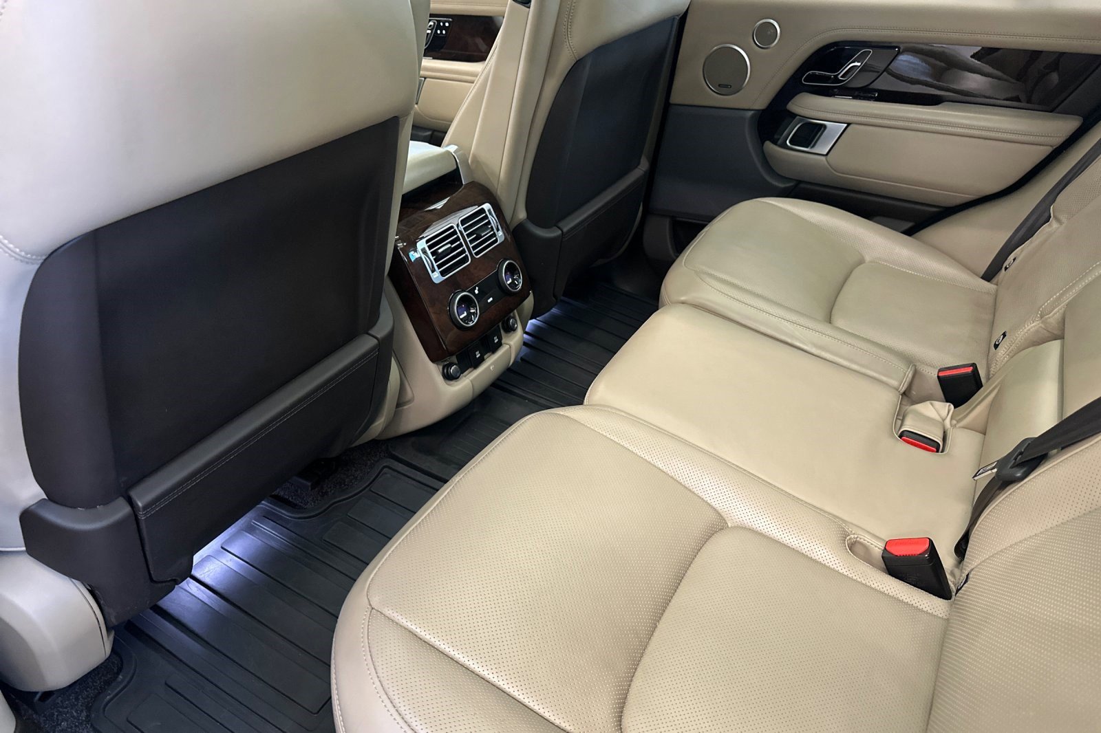 Used 2020 Land Rover Range Rover HSE image 26