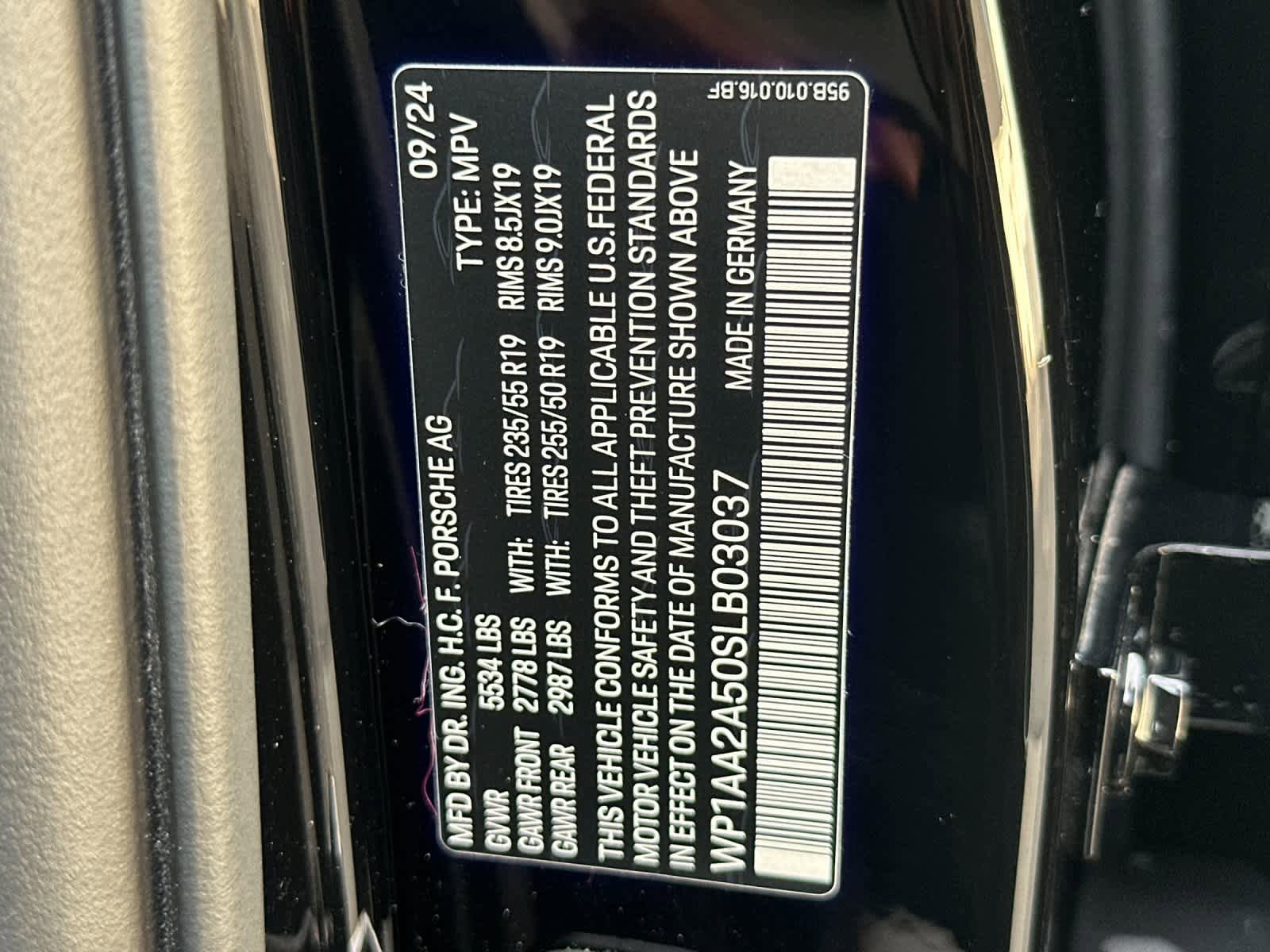 Certified 2025 Porsche Macan AWD/4WD image 32