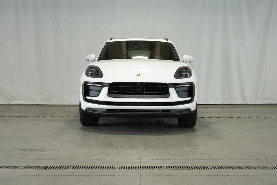 Certified 2025 Porsche Macan AWD/4WD image 10