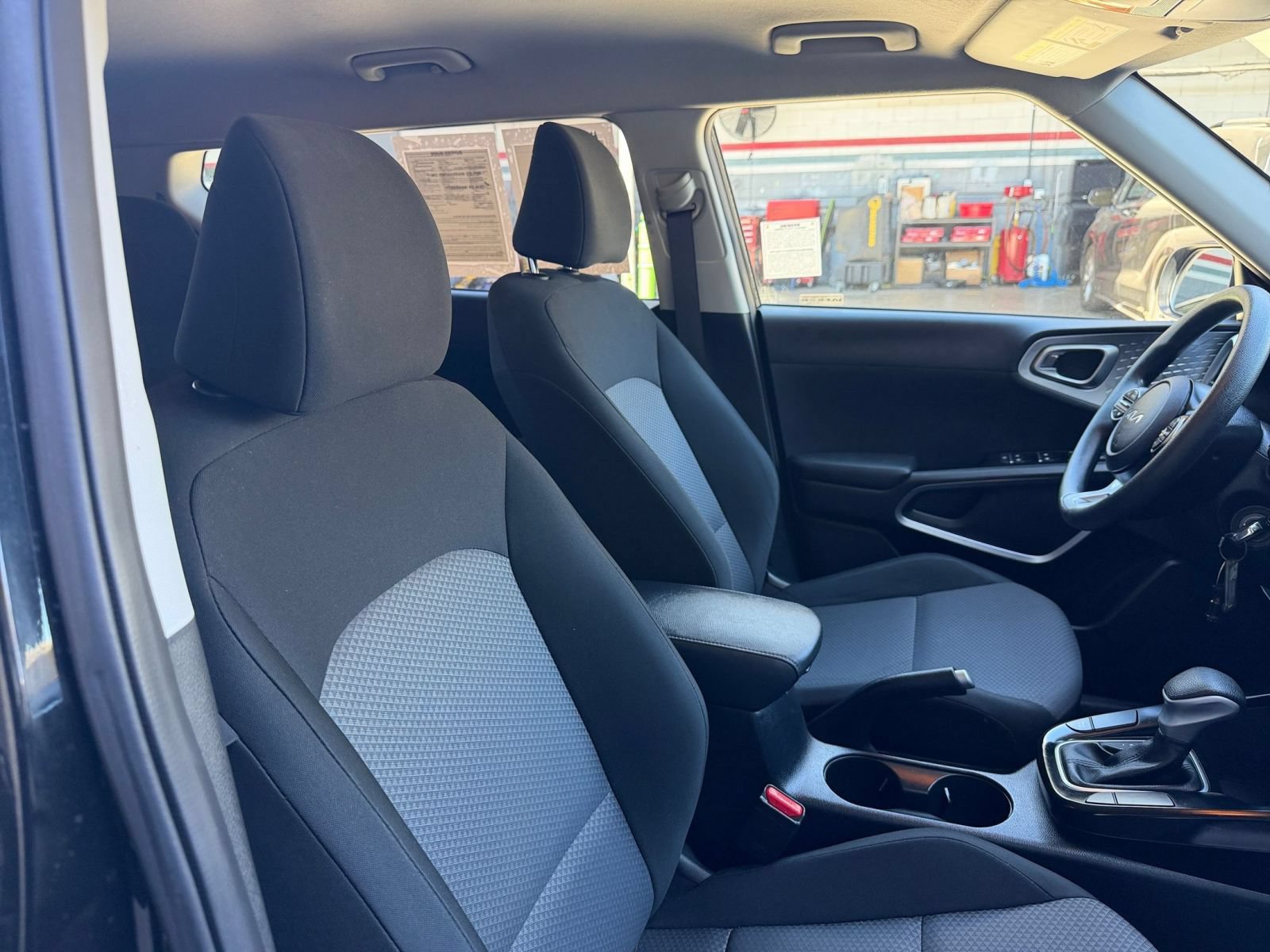 Used 2025 Kia Soul LX w/ LX Technology Package FWD image 33
