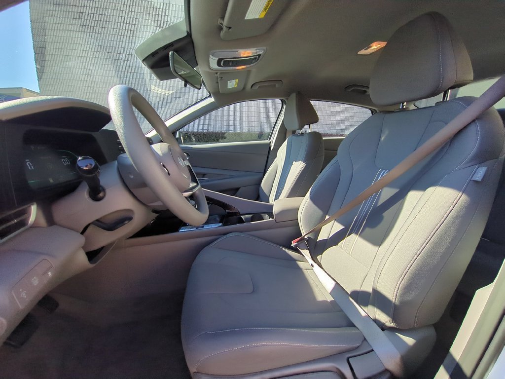 Used 2026 Hyundai Elantra Hybrid FWD image 24