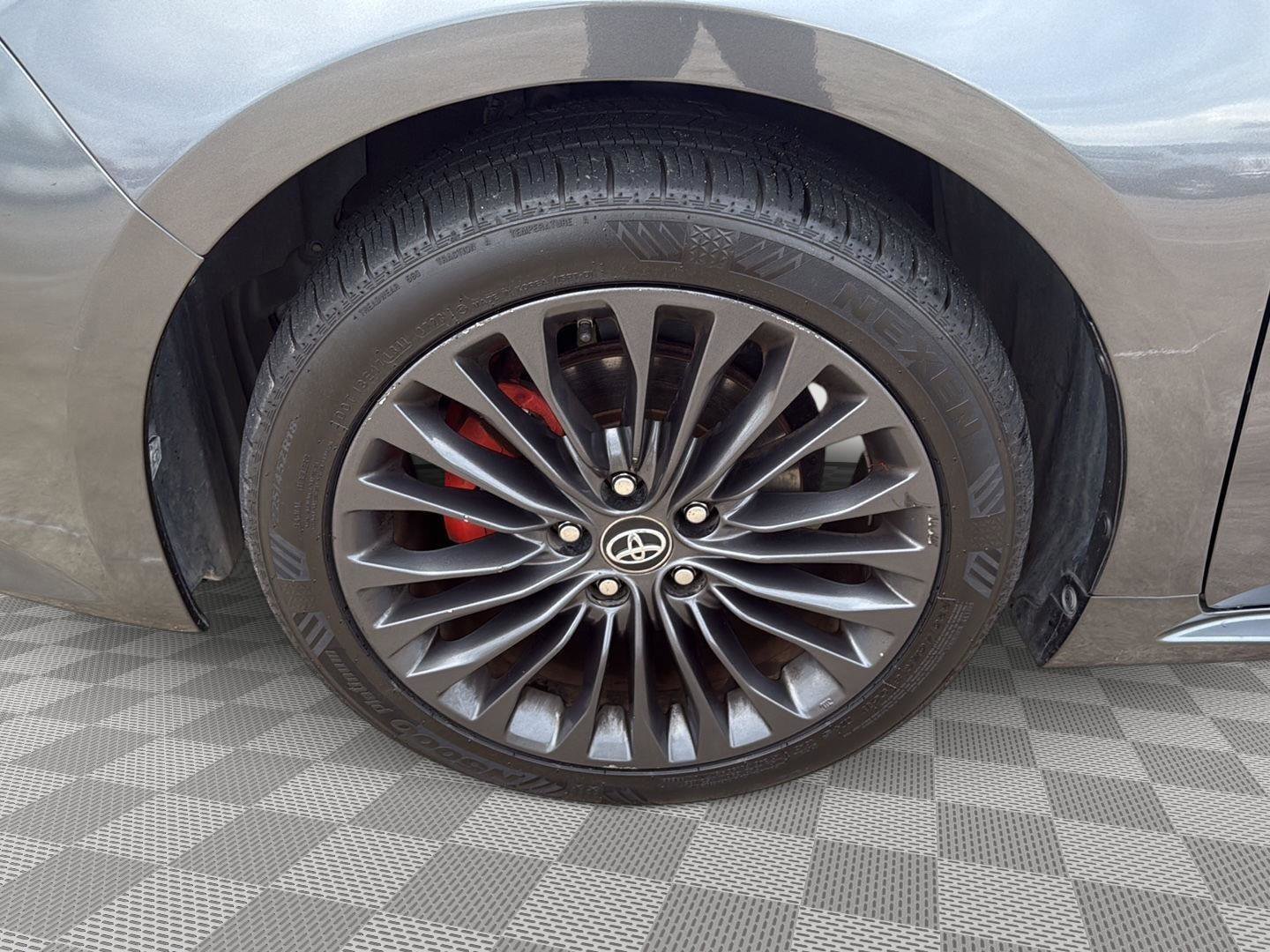 Used 2017 Toyota Avalon Limited image 9