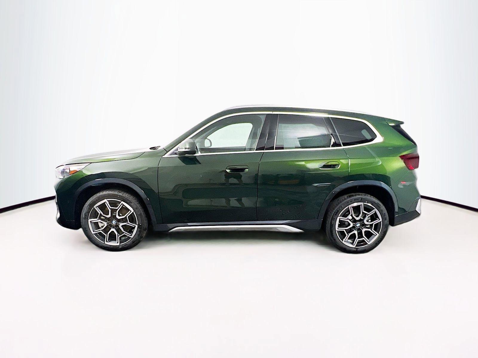 New 2025 BMW X1 xDrive28i w/ Convenience Package AWD/4WD image 4