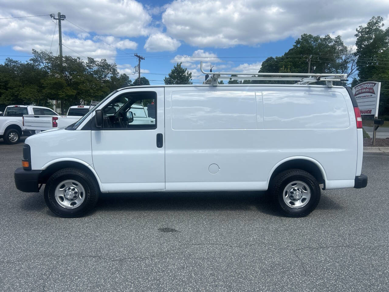 Used 2017 Chevrolet Express 2500 RWD image 3