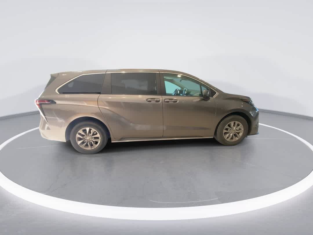 Certified 2024 Toyota Sienna LE FWD image 9