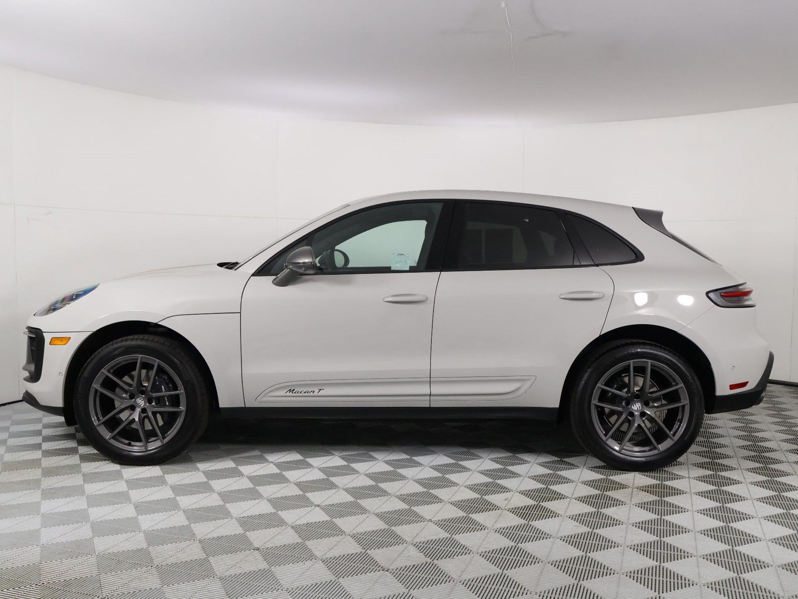 Certified 2026 Porsche Macan Turbo AWD/4WD image 2