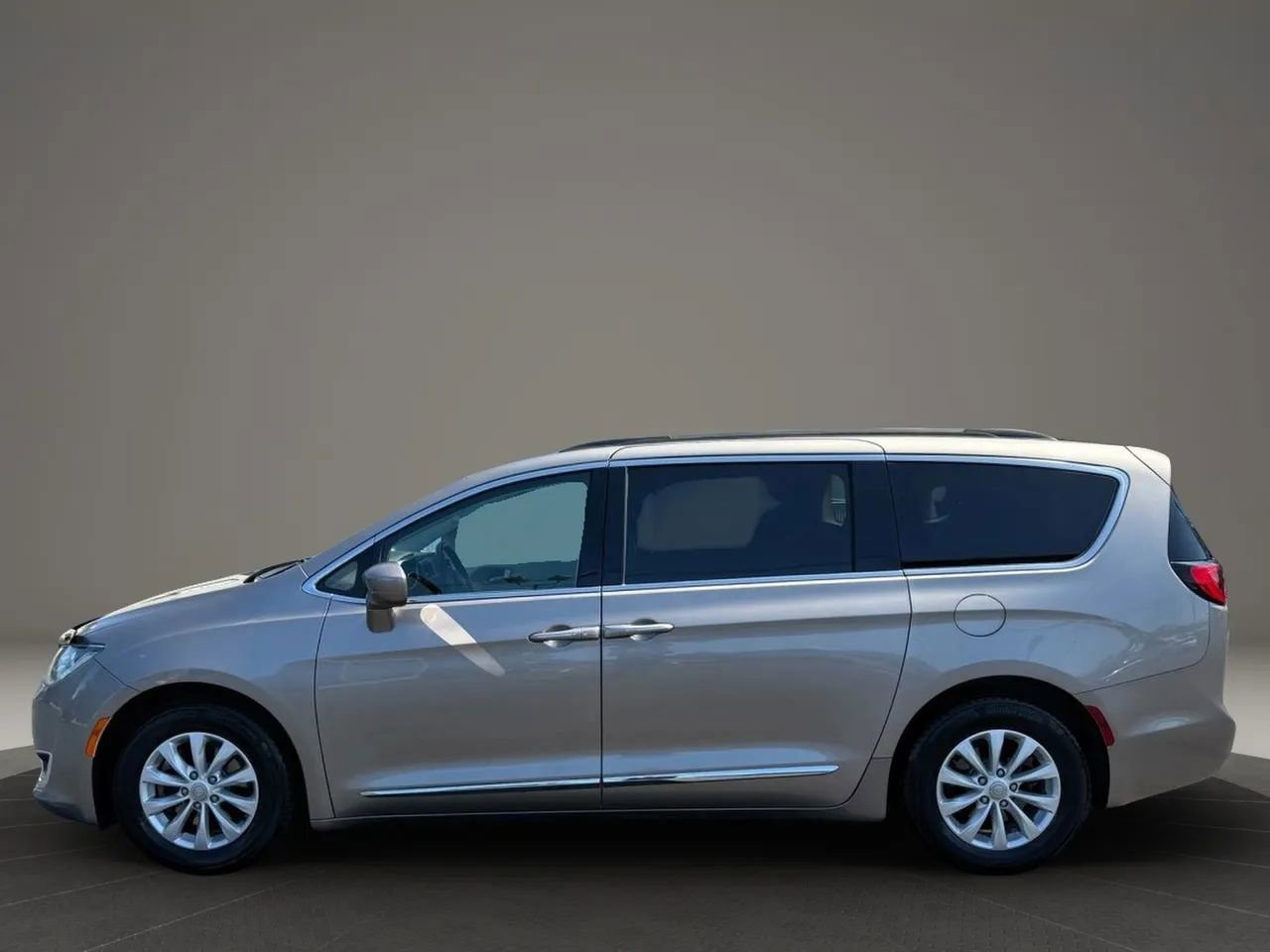 Used 2017 Chrysler Pacifica Touring-L image 10