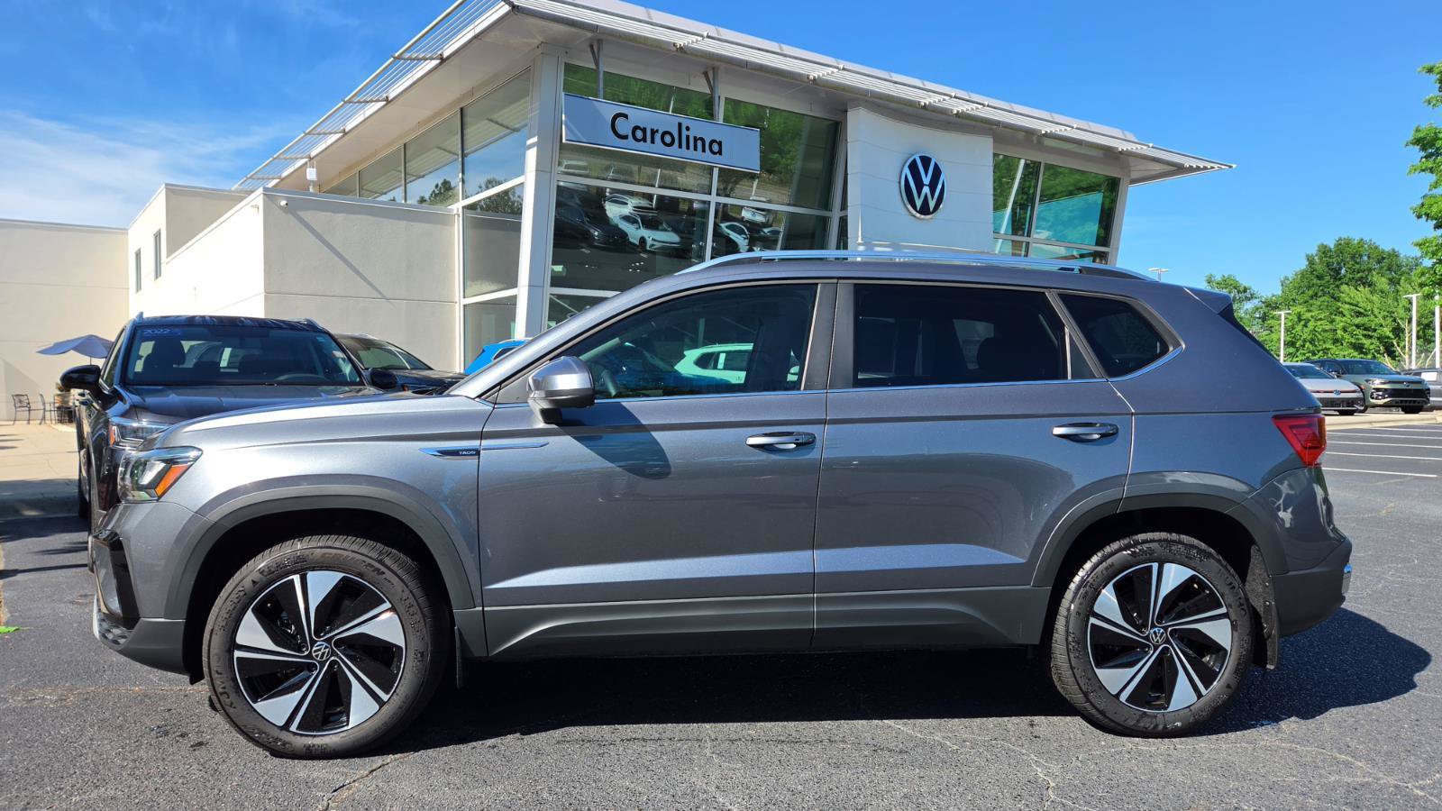 Used 2024 Volkswagen Taos SE AWD/4WD image 2
