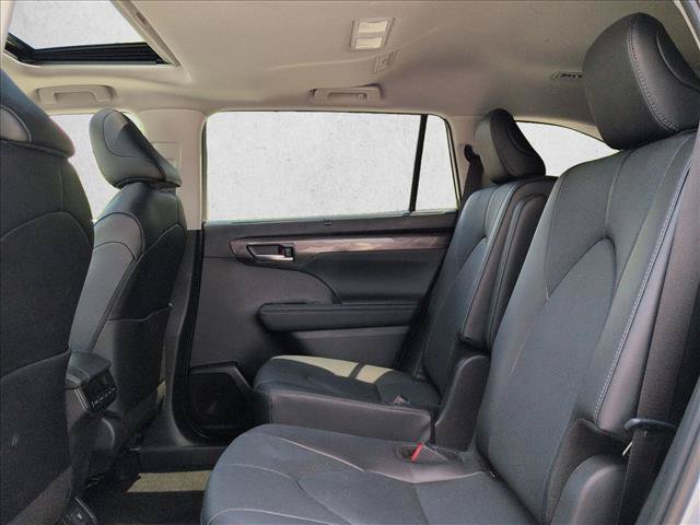 Used 2024 Toyota Highlander Limited AWD/4WD image 19