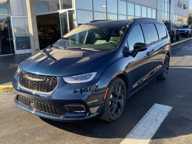 Used 2024 Chrysler Pacifica Limited w/ S Appearance Package image 4