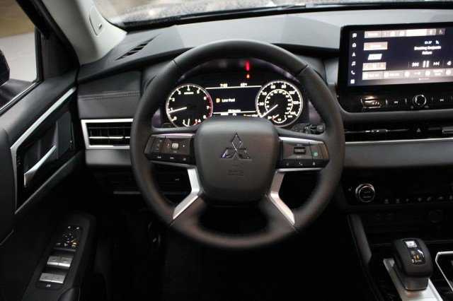 New 2026 Mitsubishi Outlander SE image 21