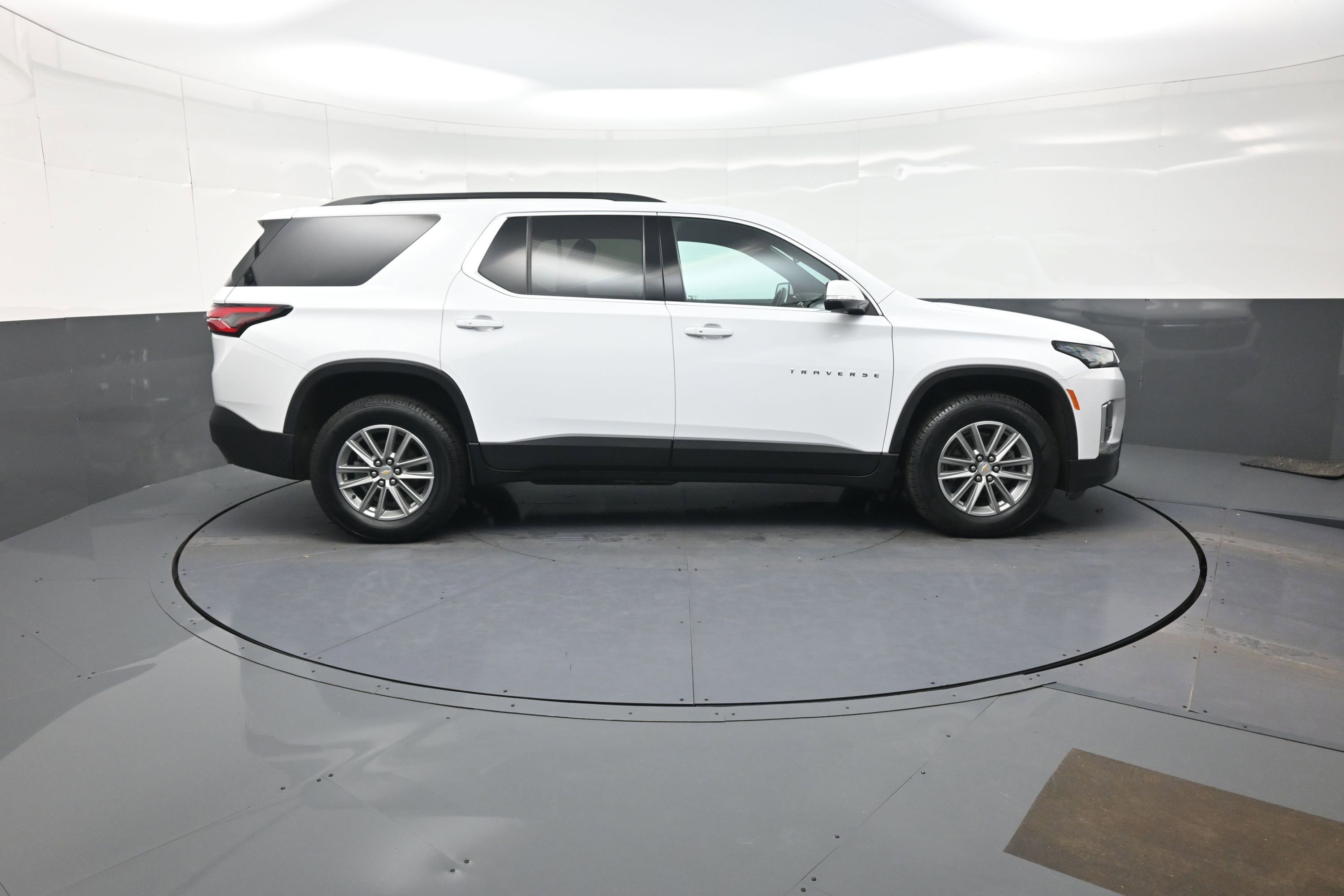 Used 2023 Chevrolet Traverse LT image 2