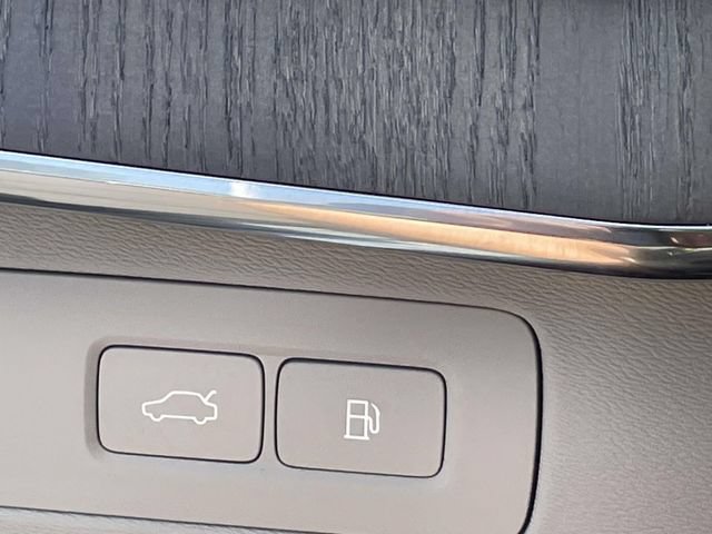 Used 2025 Volvo XC90 T8 Plus w/ Protection Package Premier AWD/4WD image 32