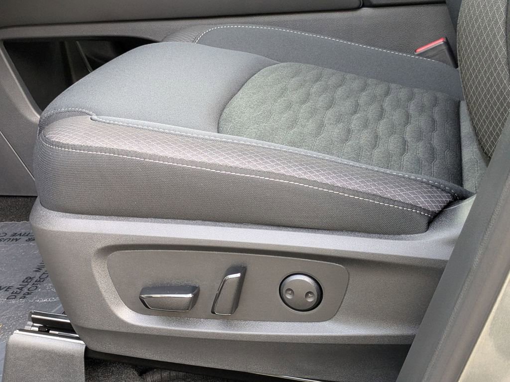 New 2025 Nissan Pathfinder SV image 13