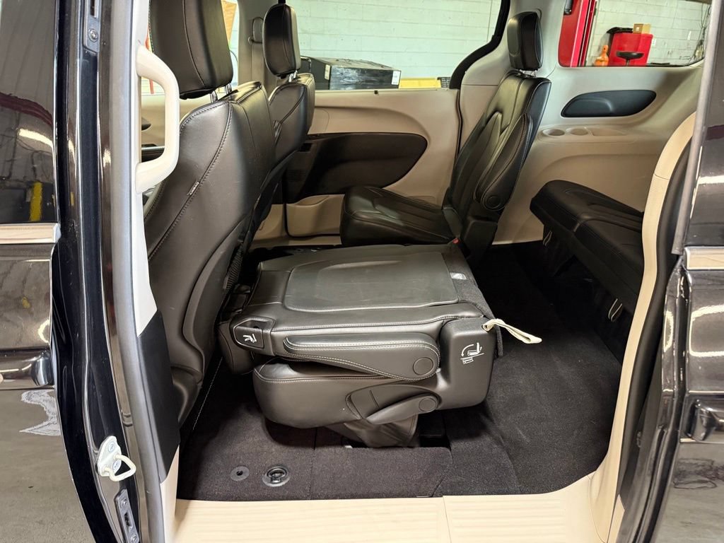 Used 2023 Chrysler Pacifica Touring-L AWD/4WD image 23