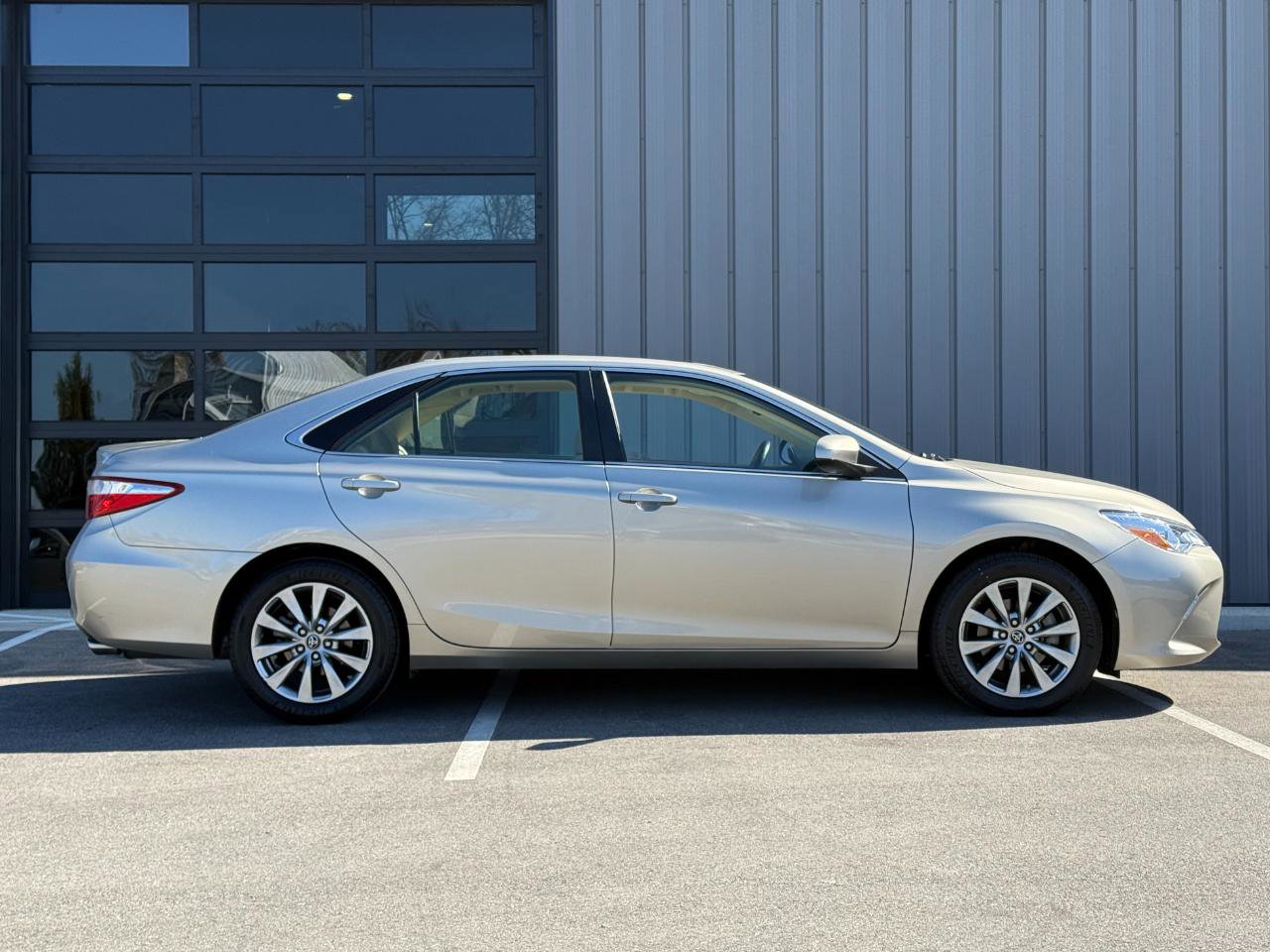 Used 2017 Toyota Camry XLE w/ Moonroof Package FWD image 4